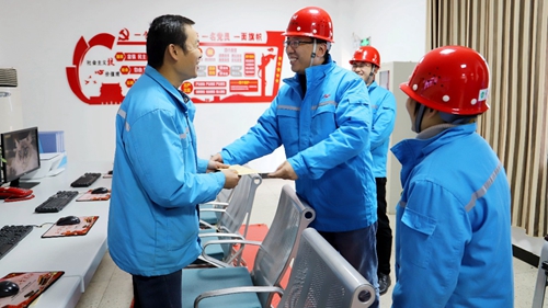 集團領導春節(jié)前走訪慰問一線職工、困難職工和離退休老干部(圖6)