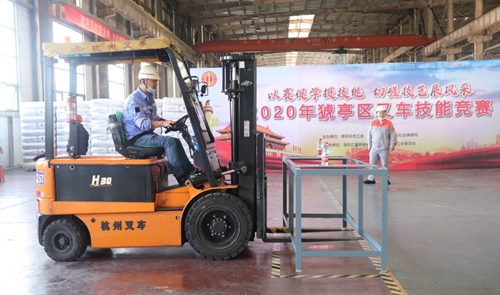 宜昌市猇亭區(qū)總工會組織叉車技能競賽，股份公司多名選手獲得榮譽(yù)(圖2)