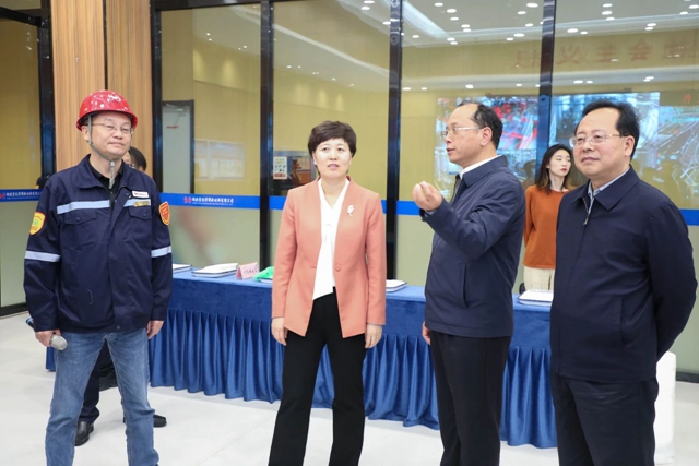 烏海市委副書記、市長崔景英一行到宜化集團(tuán)調(diào)研(圖1)