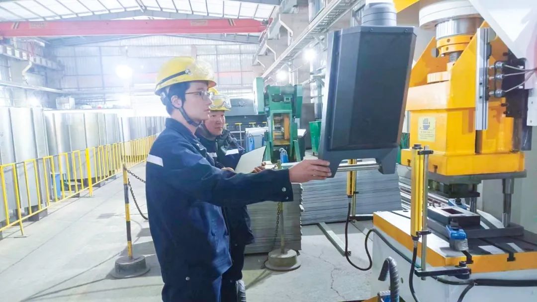青海宜化電石分廠電極殼班：加強(qiáng)標(biāo)準(zhǔn)化建設(shè)，保障電石爐長周期穩(wěn)定運(yùn)行(圖3)