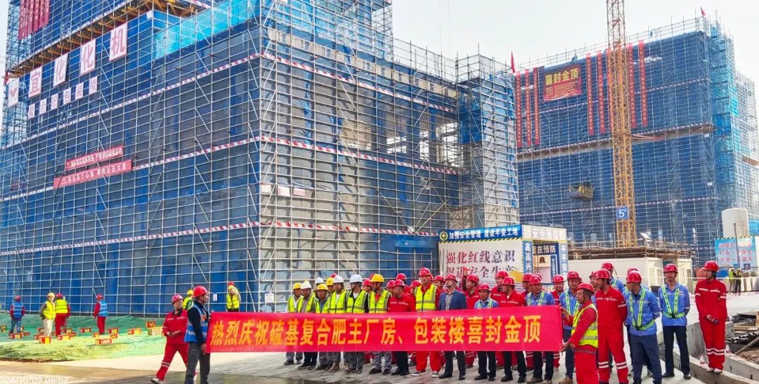 化機(jī)公司黨委書記、董事長、總經(jīng)理?xiàng)钪袧傻匠琼?xiàng)目現(xiàn)場辦公(圖2)