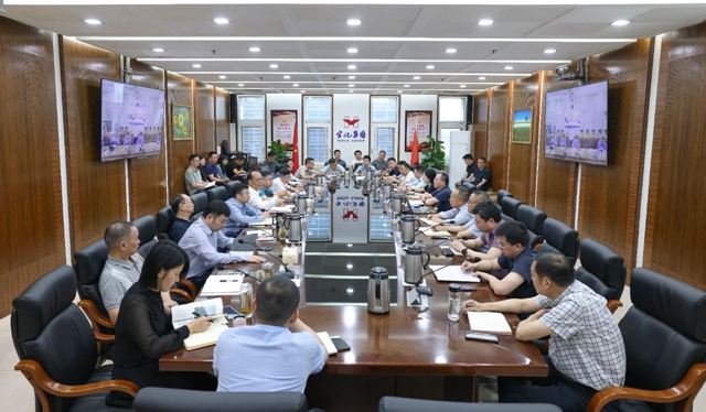 集團穩(wěn)定生產(chǎn)提升效益指揮部召開調度會(圖1)