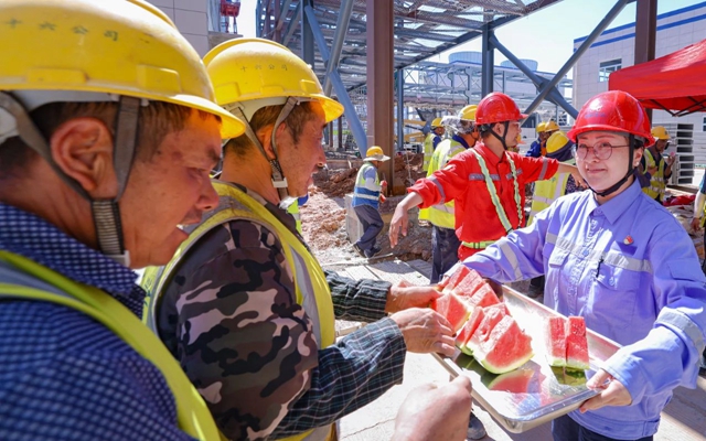 酷暑送清涼，關(guān)懷沁人心！宜化田家河園區(qū)全力保障職工高溫作業(yè)安全(圖1)