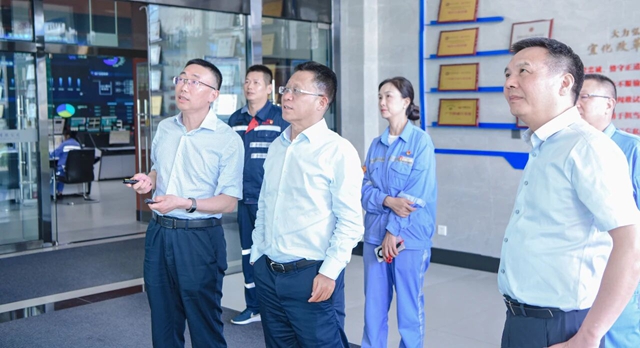 王大真到新疆、青海區(qū)域分子公司現(xiàn)場辦公(圖1)