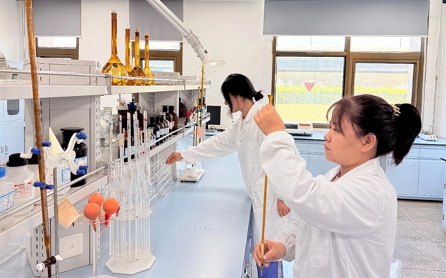 新疆宜化榮獲全國(guó)第二十次水泥品質(zhì)指標(biāo)檢驗(yàn)大對(duì)比“優(yōu)良獎(jiǎng)”(圖1) 新疆宜化榮獲全國(guó)第二十次水泥品質(zhì)指標(biāo)檢驗(yàn)大對(duì)比“優(yōu)良獎(jiǎng)”(圖1)