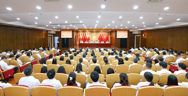 宜化集團(tuán)召開(kāi)黨委（擴(kuò)大）會(huì)議暨深入貫徹中央八項(xiàng)規(guī)定精神學(xué)習(xí)教育總結(jié)會(huì)(圖1)