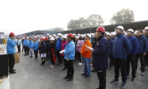熱火朝天！集團(tuán)總部140余人到股份公司氯堿分廠開展勞動(dòng)
